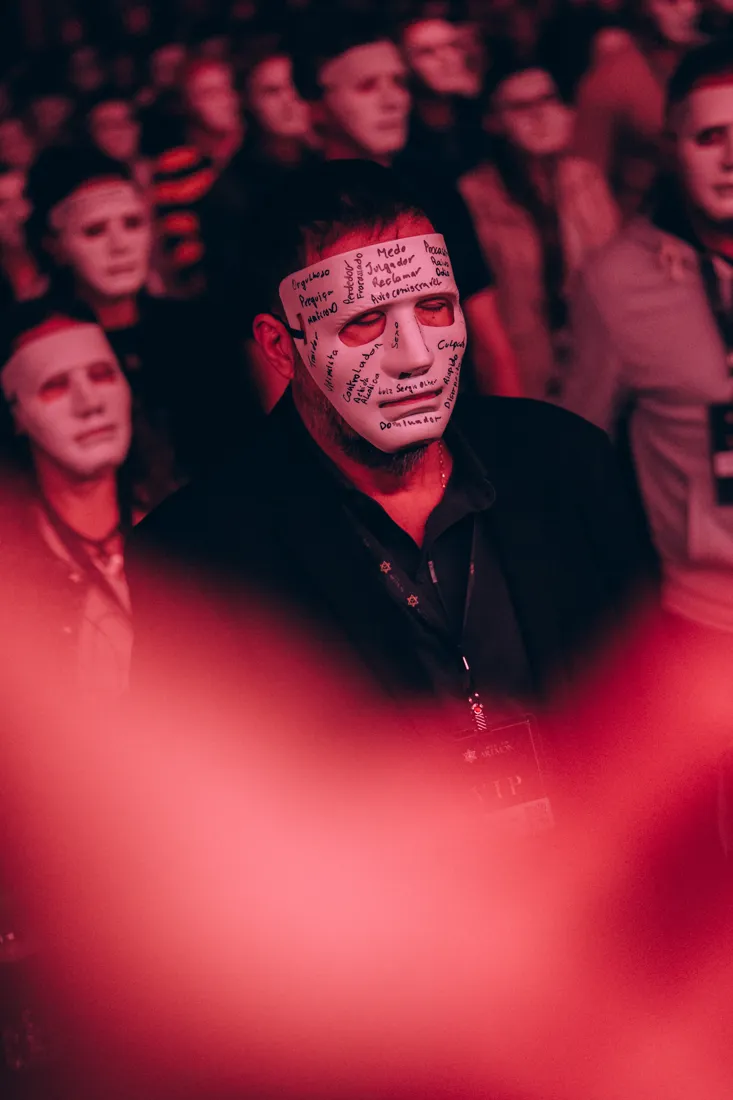 Participante de máscara durante uma experiência do AREMON